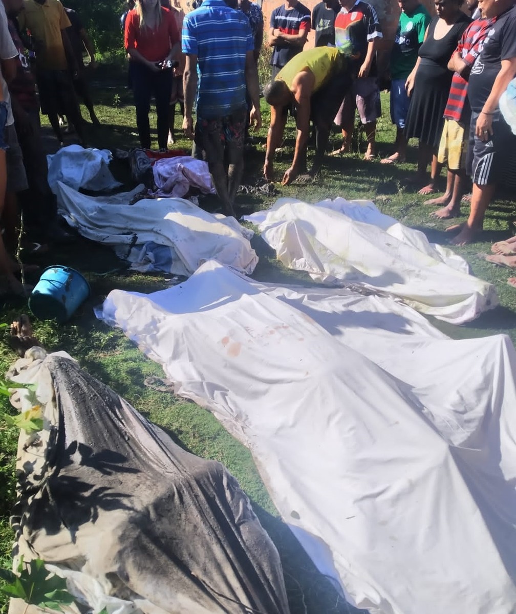 Moradores do Complexo do Salgueiro, em São Gonçalo, retiram corpos de área de mangue — Foto: Reprodução