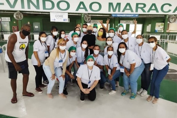 Xuxa posa com profissionais de saúde (Foto: Reprodução/Instagram @eduangrisani_oficial)
