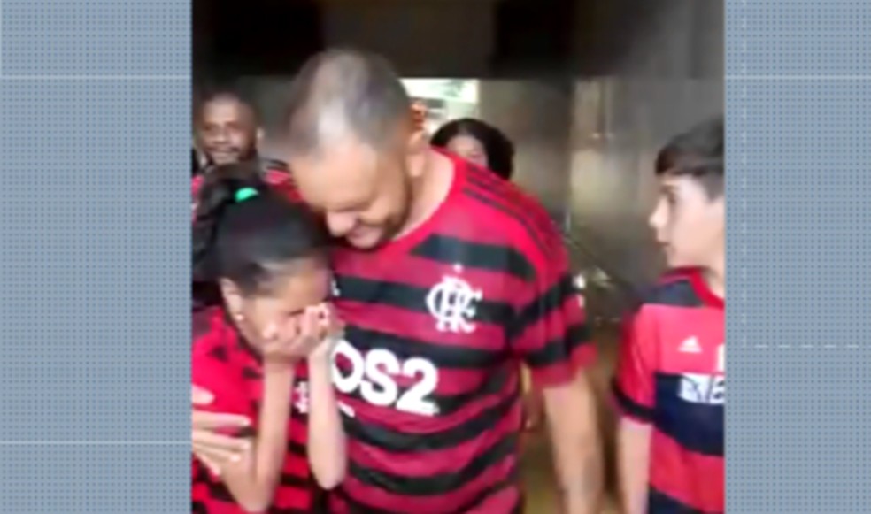 Torcedora de 9 anos do Flamengo chora ao conhecer o Maracan&atilde; e sonha com foto com Gabigol &mdash; Foto: Reprodu&ccedil;&atilde;o/EPTV 