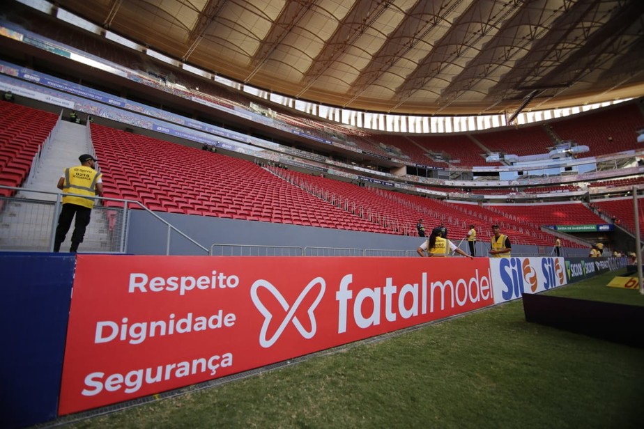 Faixa de site de acompanhantes apareceu em destaque no Estádio Mané Garrincha, em Brasília