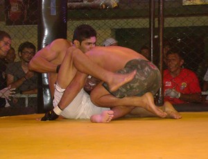 Sem &#39;selinho&#39;, Jonas Tubarão derrota Diego por nocaute  (Foto: Wenner Titto)
