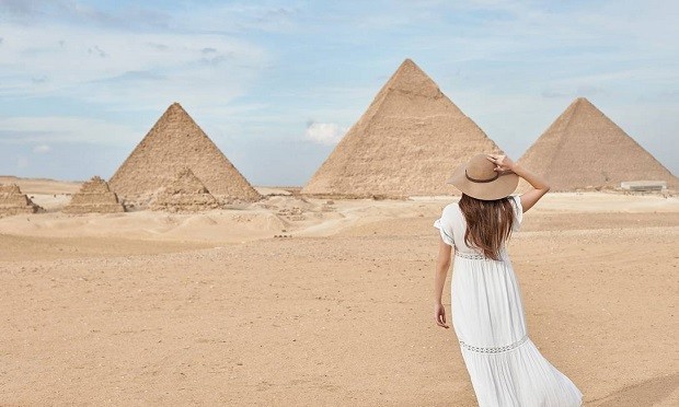 Visitante nas Pirâmides de Gizé, nos arredores do Cairo, no Egito (Foto: Divulgação)