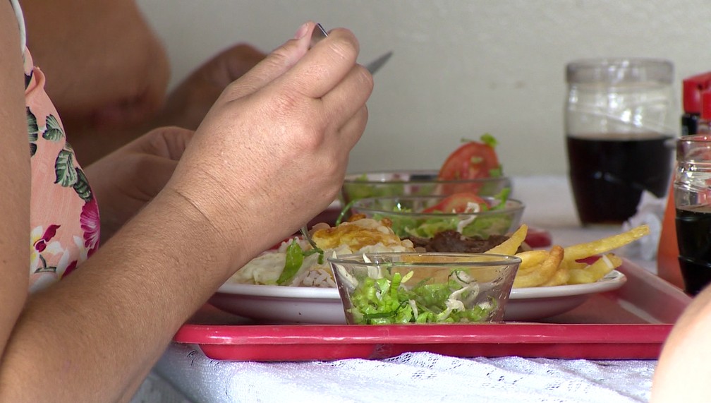A partir da próxima quarta-feira (16), será possível o atendimento presencial de clientes em bares e restaurantes até as 22h em Presidente Prudente — Foto: TV Fronteira