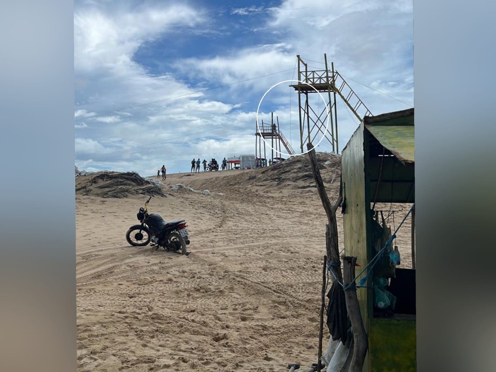 Engenheiro carioca Leonardo de Assis Pinto, de 31 anos, deslocou a bacia e teve fraturas nas vértebras ao cair após o rompimento do cabo de aço de uma tirolesa na Praia de Tatajuba, no Ceará. — Foto: Arquivo pessoal