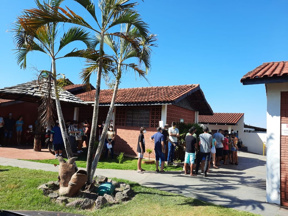 Fila para imunização de adolescentes com comorbidades em Cacoal — Foto: Lilian Oliveira/Rede Amazônica