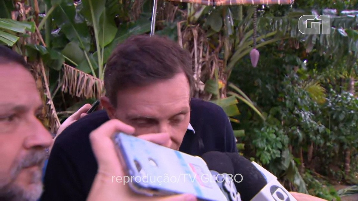 Resultado de imagem para atingido por lama jogada por um morador da região