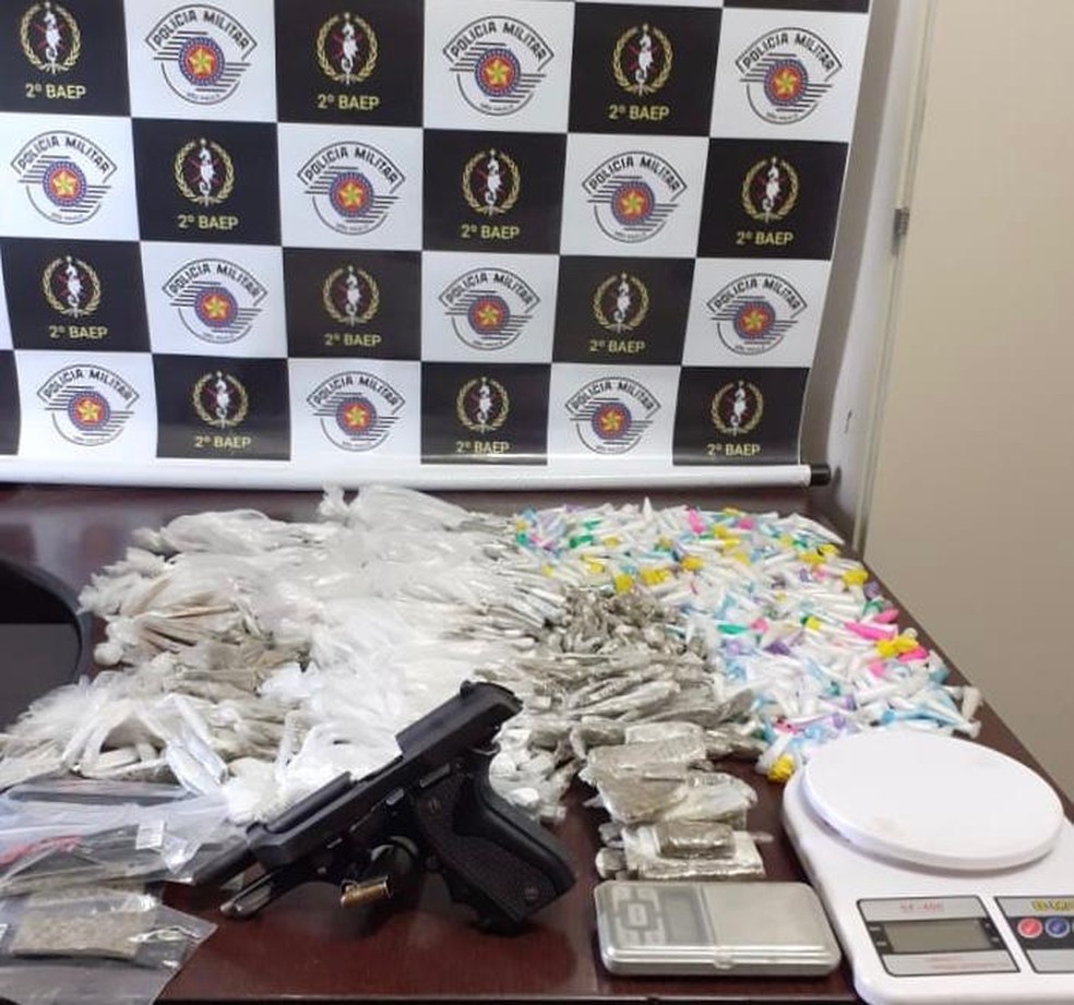 Policiais apreenderam drogas e dinheiro na resid&ecirc;ncia usada pelo suspeito &mdash; Foto: Divulga&ccedil;&atilde;o/Pol&iacute;cia Militar