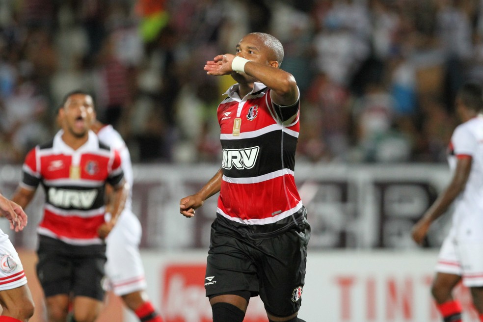 Anderson Salles acabou o ano como artilheiro do time (Foto: Marlon Costa / Pernambuco Press)