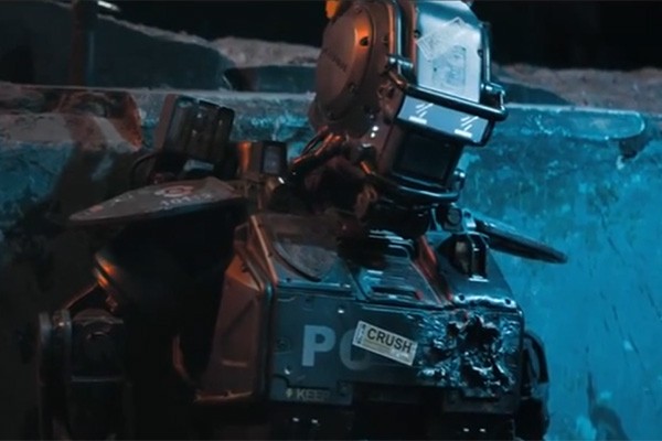 No filme, Chappie é o primeiro robô a ter sentimentos e a pensar por si mesmo (Foto: Reprodução/Youtube)