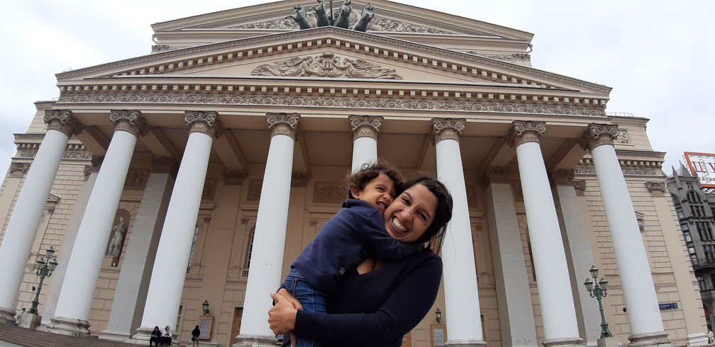 Olívia e Gabriela na frente do Teatro Bolshoi, em Moscou, na Rússia. — Foto: Arquivo pessoal/Gabriela Antunes