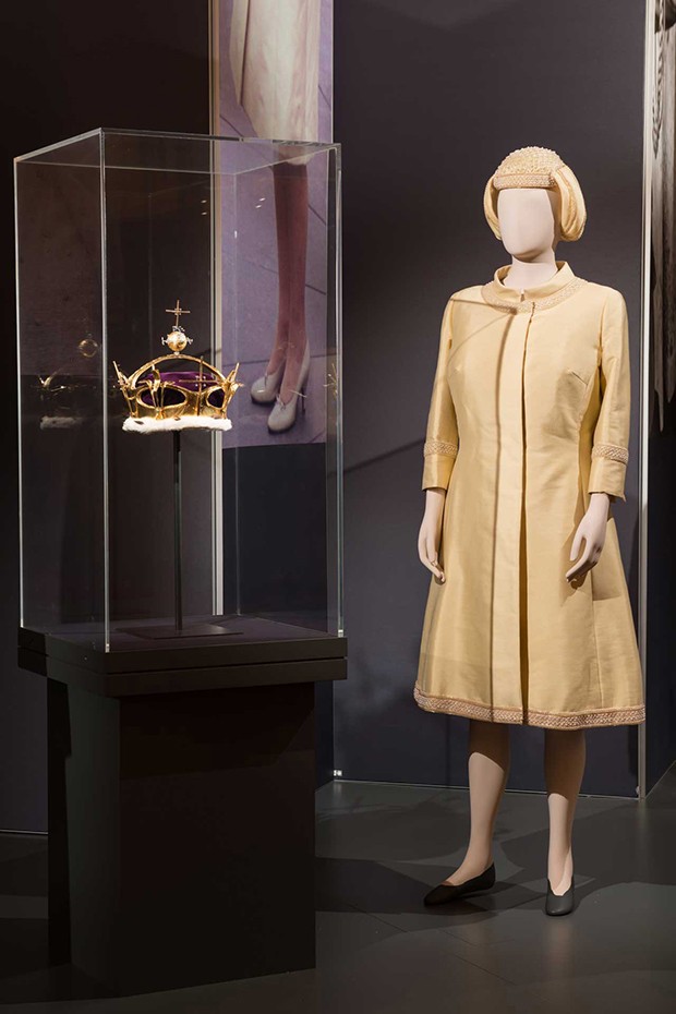 Coat, hat and tunic worn by The Queen in 1969 for the Investiture of Prince Charles as Prince of Wales, and The Prince of Wales's Coronet (Foto: Royal Collection Trust-Her Majesty Queen Elizabeth II 2016)