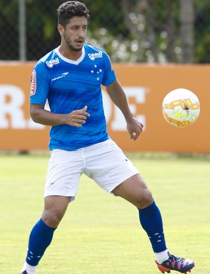 Cruzeirenses fazem treino físico de exército na Toca da Raposa II