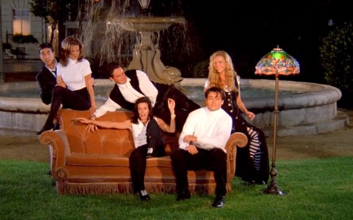 Atriz de Friends comemora reencontro e critica abertura: 'Nada