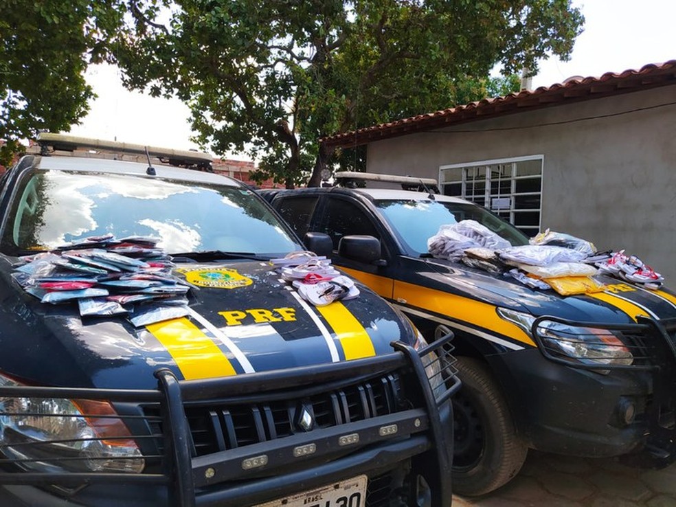 PRF apreende quase 300 peças de roupa falsificada dentro de carro na BR-135, no Piauí — Foto: Polícia Rodoviária Federal