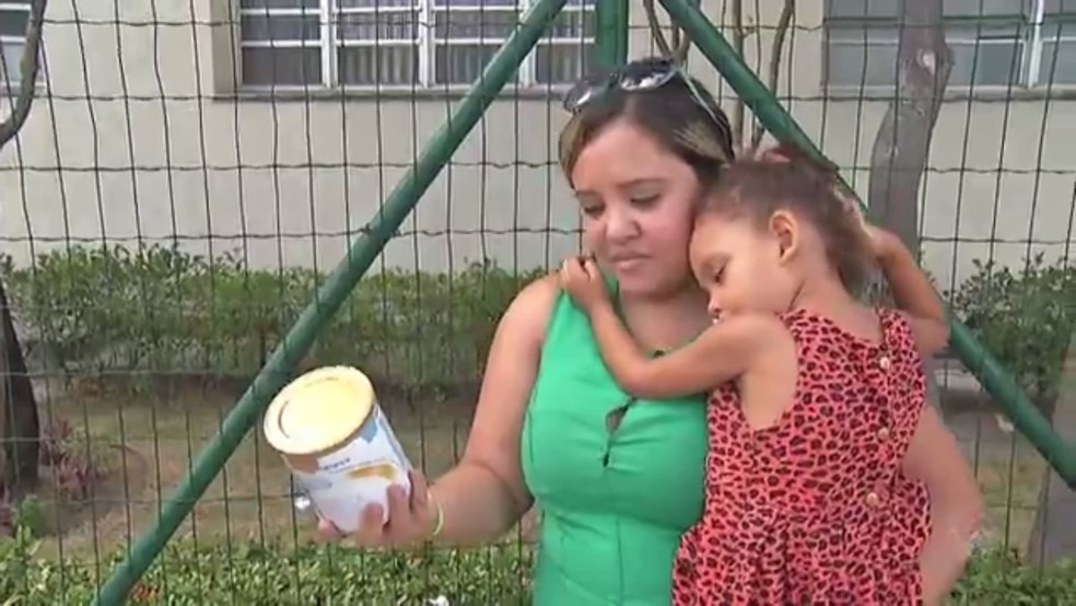 Famílias dizem não poder arcar com custo de leite especial, que custa R$ 200 cada lata (Foto: TV Verdes Mares/Reprodução)