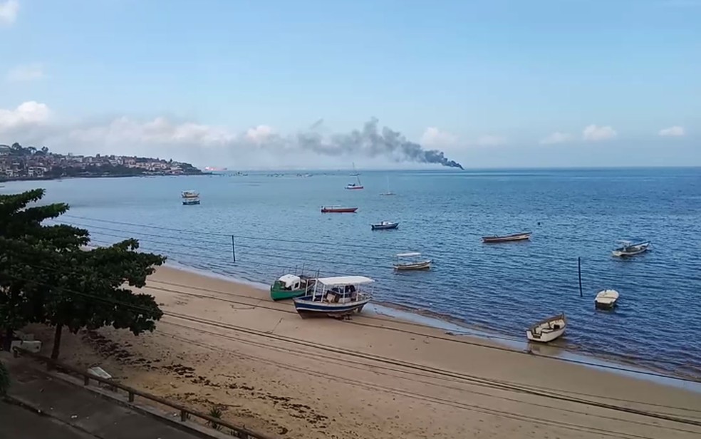 Embarcação pegou fogo nesta terça-feira (11), em Salvador  — Foto: Magda Kaufmann/ Arquivo Pessoal 