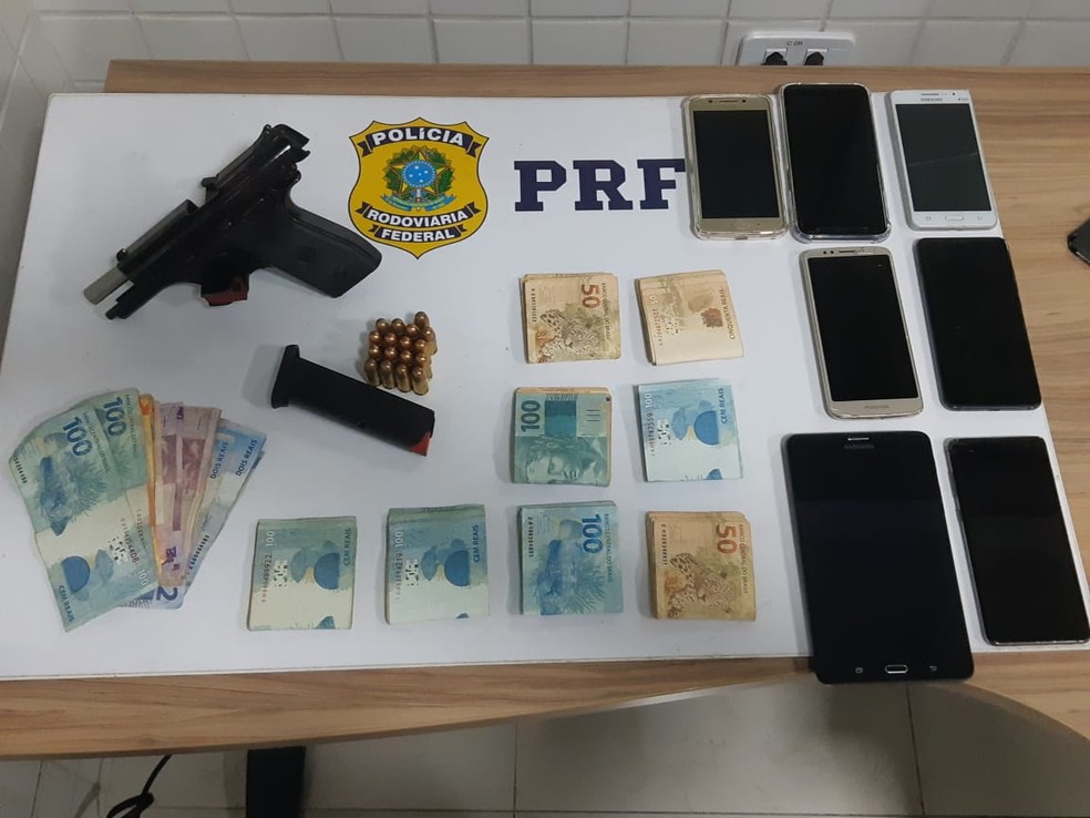 Pistola e munições estava no assoalho do veículo  — Foto: Divulgação/PRF
