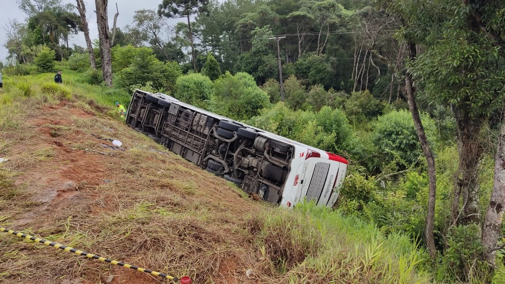 Sete pessoas morrem e 22 ficam feridas após ônibus de viagem tombar na BR-277, em Fernandes Pinheiro — Foto: Divulgação/PRF