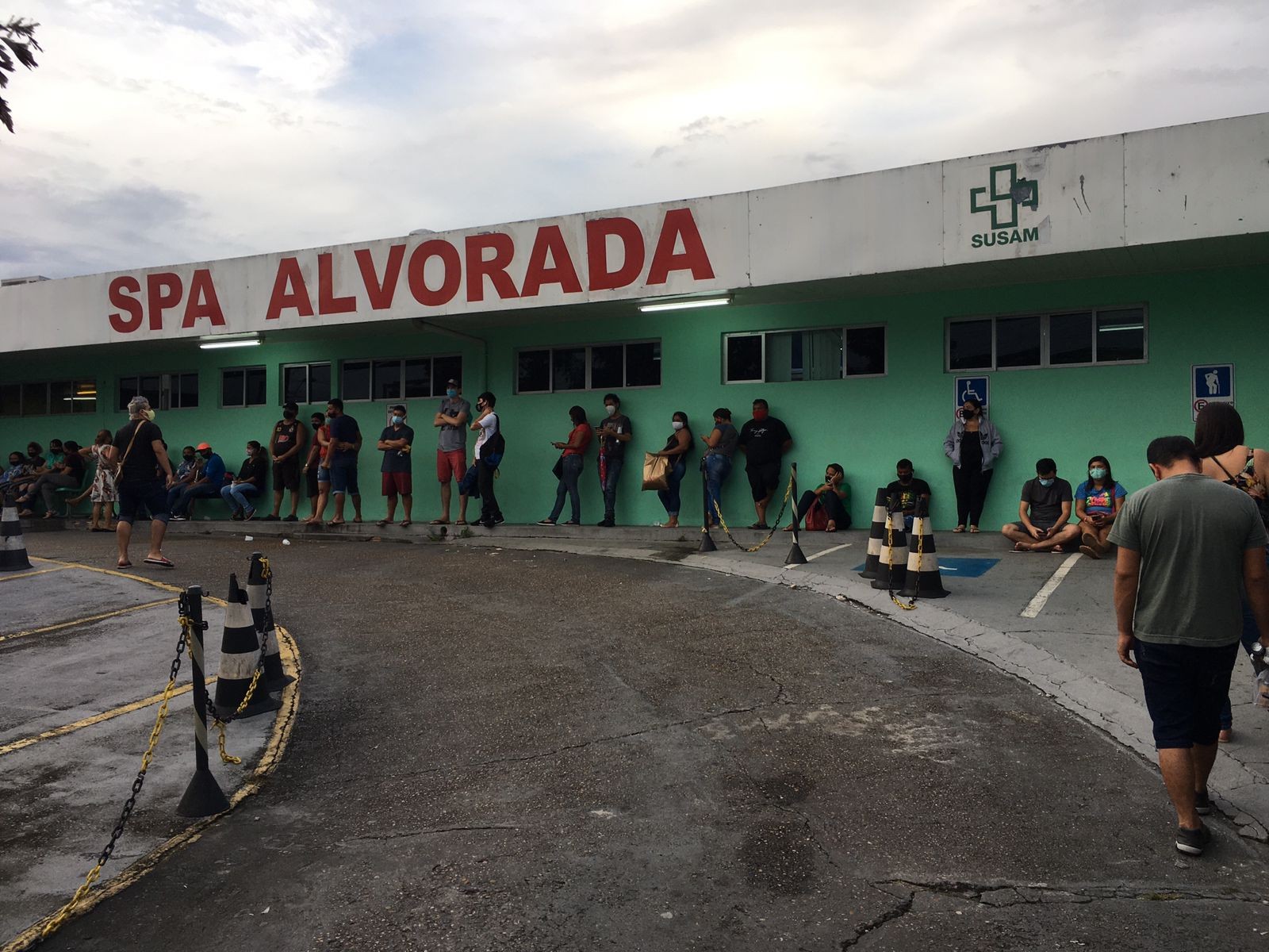 Em busca de testes de Covid-19, população lota unidades de saúde em Manaus