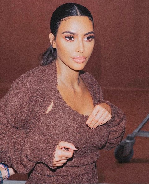 A socialite Kim Kardashian com a mesma roupa utilizada por sua irmã mais nova, Kylie Jenner (Foto: Instagram)