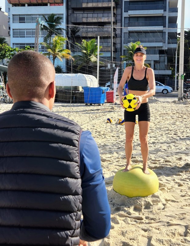 Luiza Valdetaro treina em praia carioca (Foto: Daniel Delmiro/AgNews)
