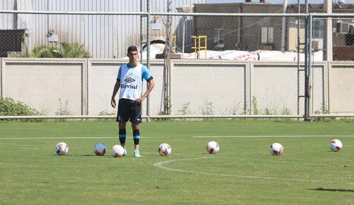 Felipão faz novas alterações e volta a treinar time com dois centroavantes