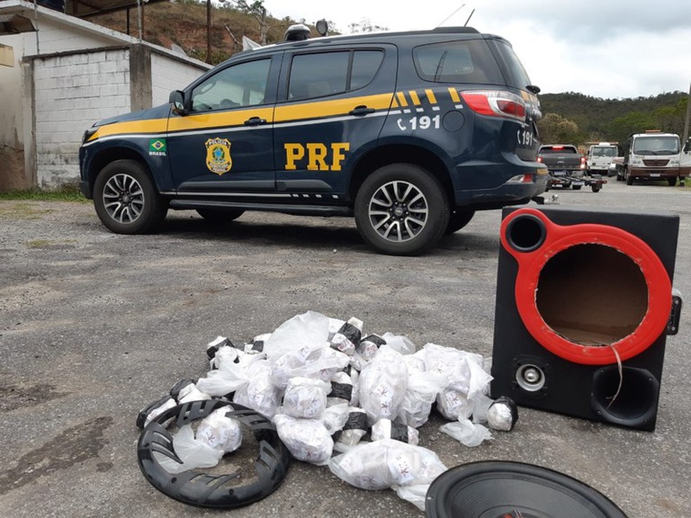 Segundo a PRF, as drogas estavam escondidas na caixa de som do veículo — Foto: PRF/Divulgação
