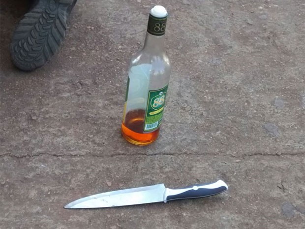 Faca e garrafa de bebida alcoólica que estavam com homem baleado (Foto: Isabella Calzolari/G1 DF)