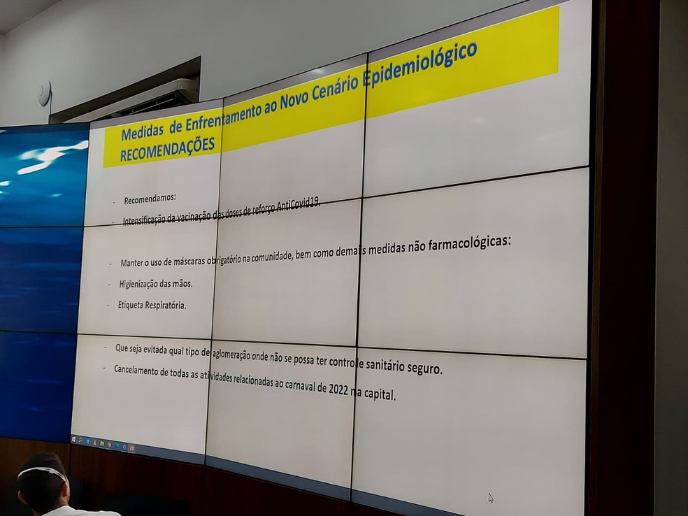 Painel com recomendações do comitê de saúde da cidade de São Paulo apresentado em reunião com prefeito realizada nesta quinta-feira (6) — Foto: Rodrigo Rodrigues/g1