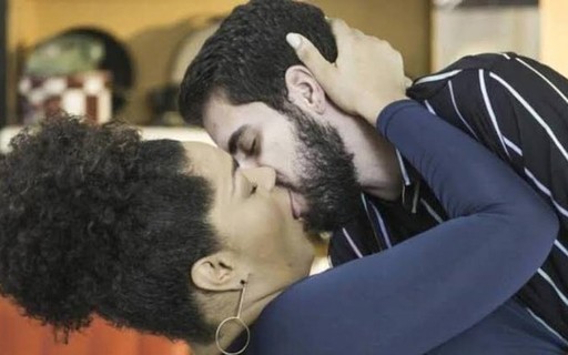 'Salve-se Quem Puder' tem primeiro beijo de homem trans e mulher cis na TV aberta