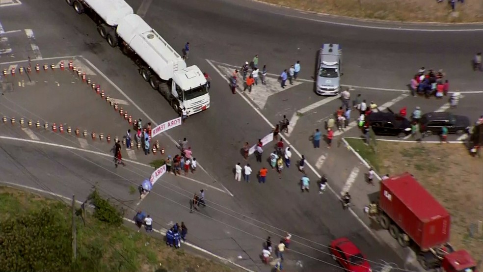 Grupo interdita PE-24, no Cabo de Santo Agostinho, no Grande Recife, em protesto contra pagamento de pedágio (Foto: Reprodução/TV Globo)