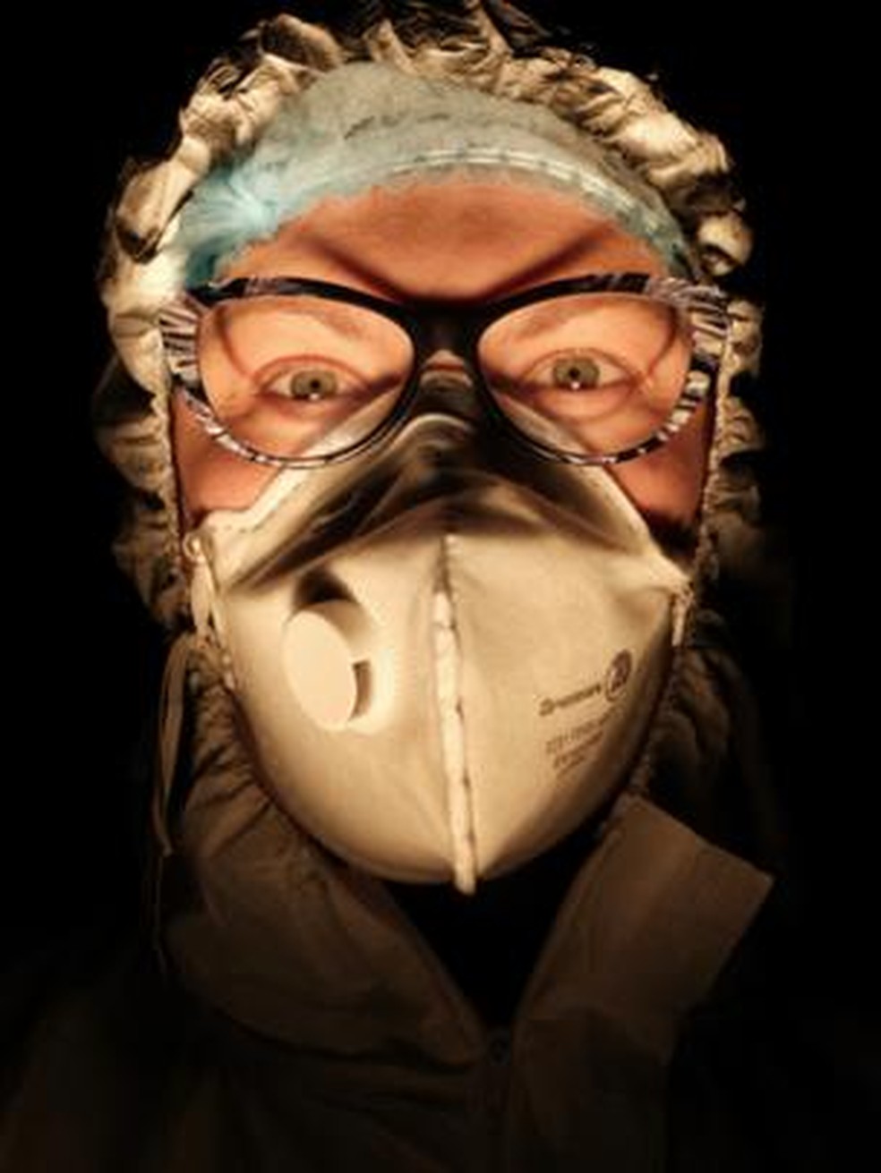 Com a diminuição da emergência, médicos e enfermeiros agora têm tempo para refletir; dizem sentir vazio e escuridão — Foto: Paolo Miranda via BBC