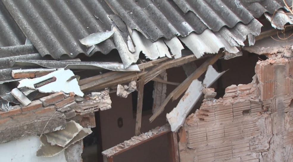 Casa teve novos estragos apÃ³s retirada de Ã´nibus em SÃ£o Carlos (Foto: ReproduÃ§Ã£o/EPTV)