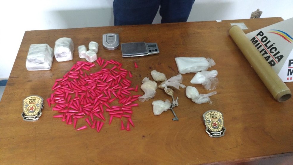 Na casa do suspeito foram encontradas maconha, cocaína e crack (Foto: Polícia Civil/Divulgação)