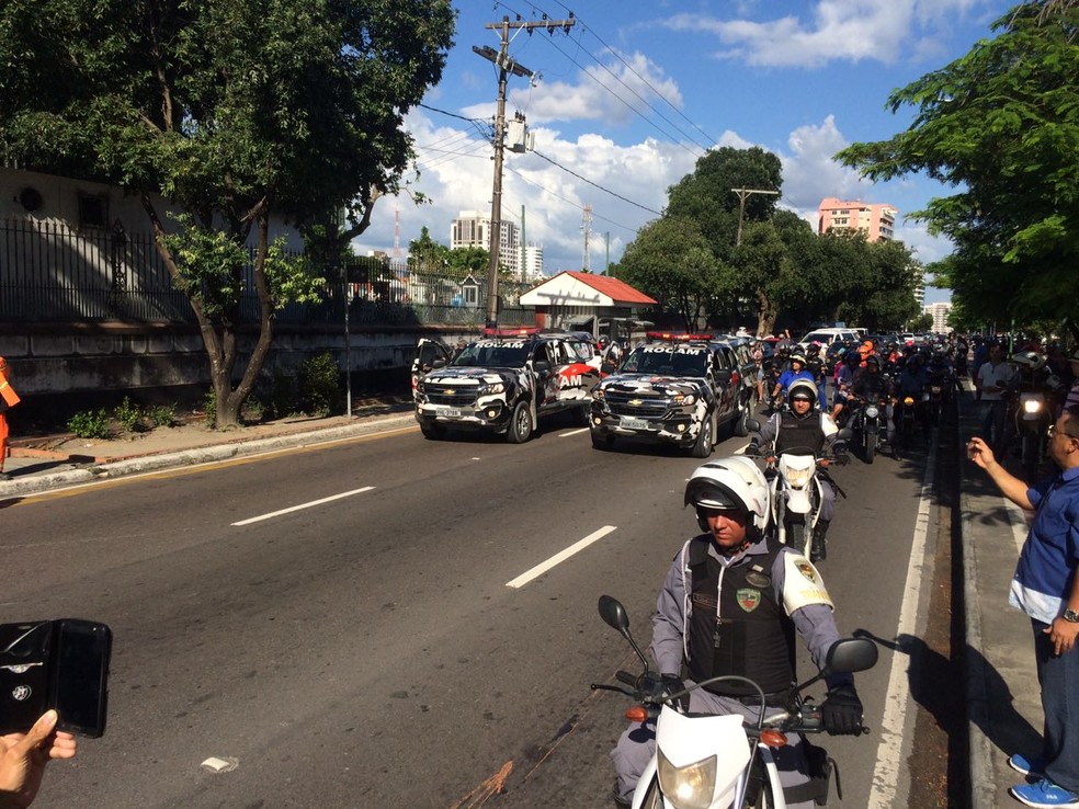 Cortejo leva corpo do sargento Sérgio Ramos (Foto: Rafael Campos/Rede Amazônica)