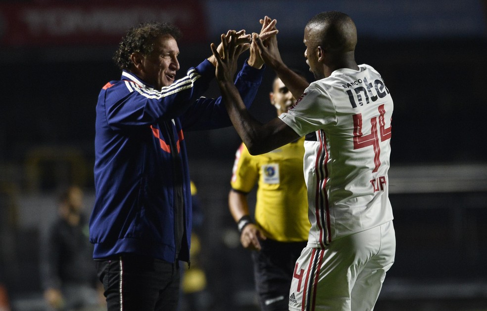Cuca e Toró se cumprimentam: São Paulo melhorou após entrada do atacante e de Everton, no intervalo — Foto: Marcos Ribolli