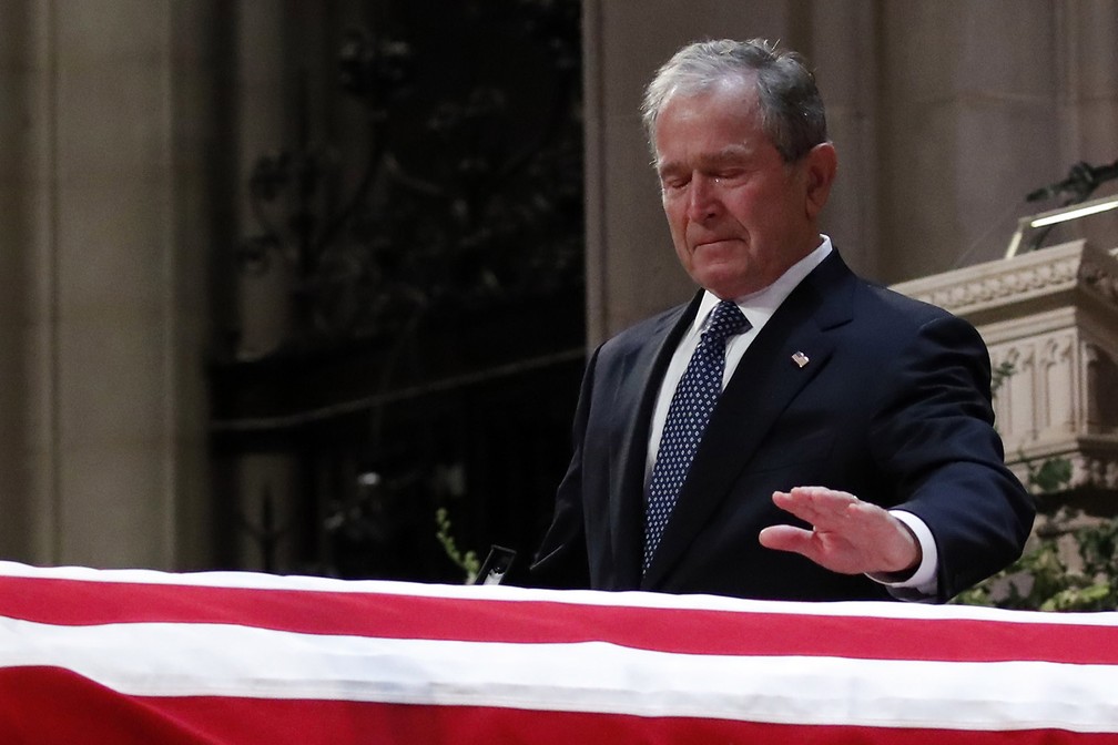 O ex-presidente dos EUA George W. Bush chora diante do caixão do pai durante cerimônia na Catedral Nacional de Washington — Foto: Alex Brandon/pool via AP