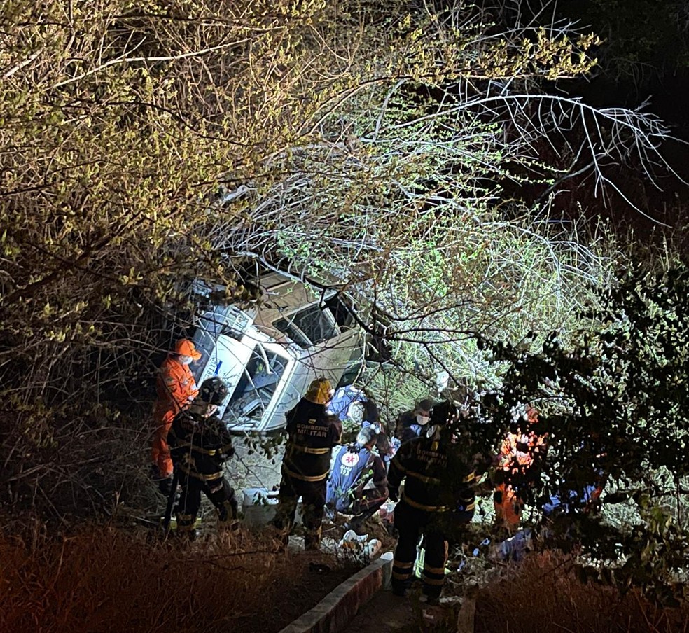 Vítima foi jogada para debaixo do carro após acidente. — Foto: Cedida