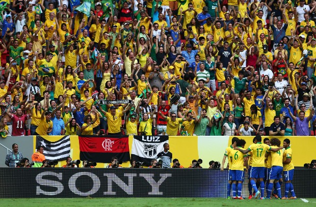 Comemoração na estréia do Brasil contra o Japão (Foto: Getty Images)