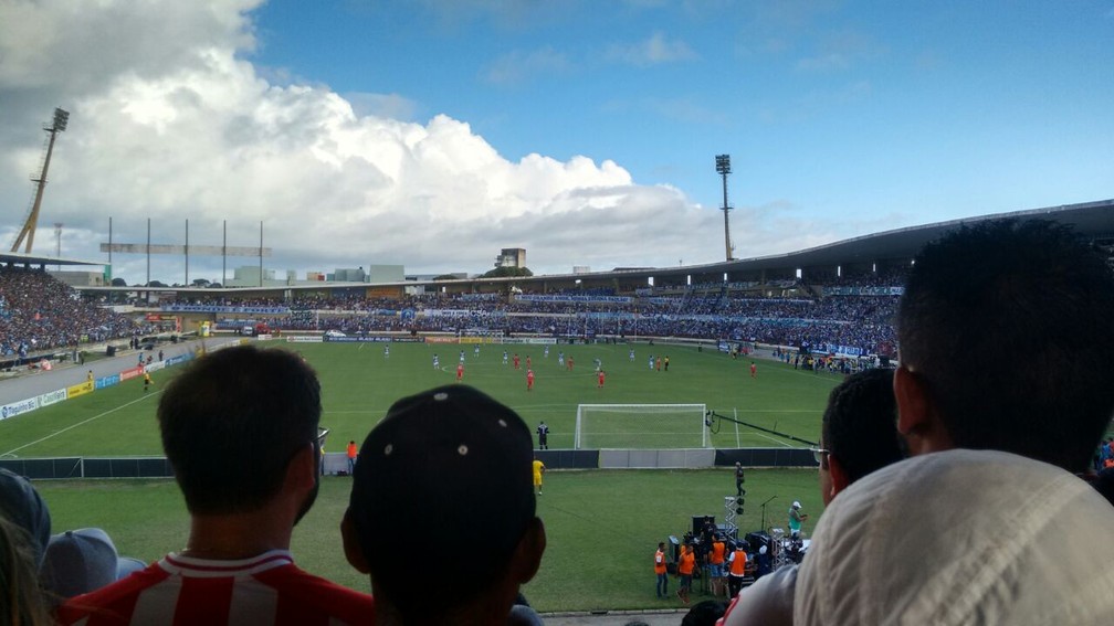 Rei Pelé em dia de clássico entre CRB e CSA — Foto: Victor Mélo/ge