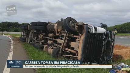 Carreta tomba carregada de papelão em Jaguariúna