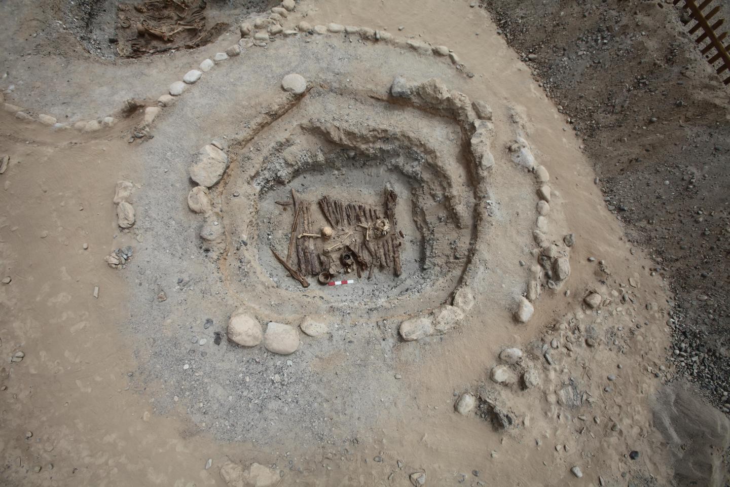 Restos de maconha foram encontrados em túmulos, no cemitério de Jirzankal, na China (Foto: Xinhua Wu)