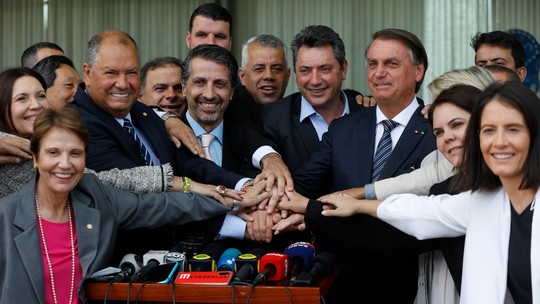 Bolsonaro recebe senadores aliados no Alvorada: 'Pedi esforço maior ainda até o dia 30'