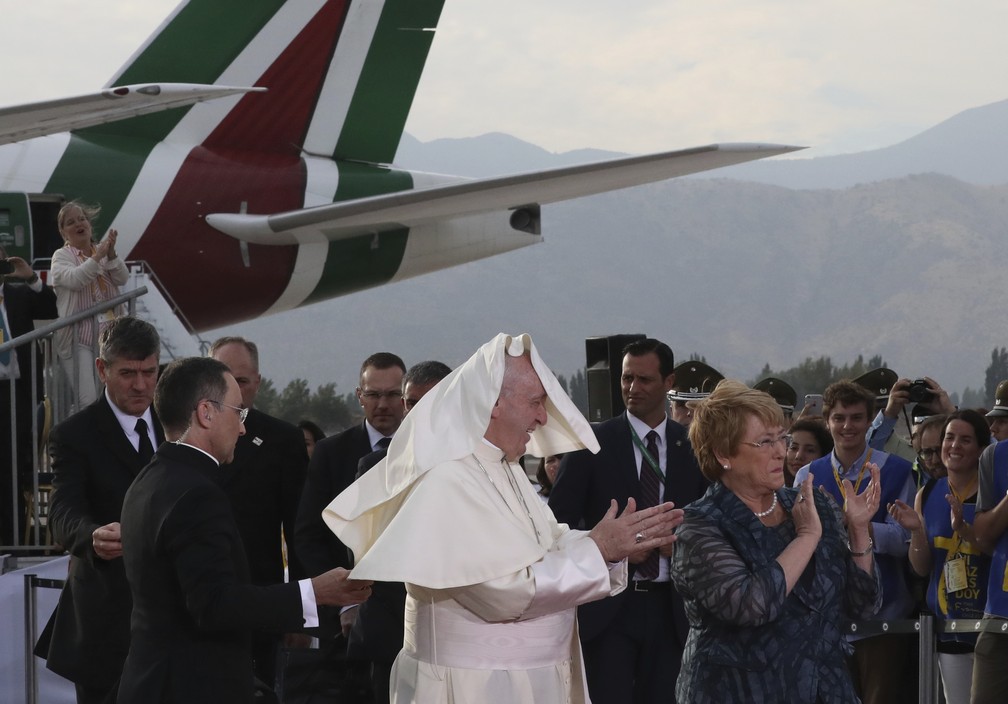 Papa Francisco chega nesta segunda-feira (15) a Santiago, onde foi recebido pela presidente Michelle Bachelet e outras autoridades (Foto: Alessandra Tarantino/AP Photo)