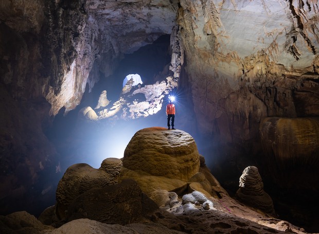 Homem parece minúsculo diante da imensidão da caverna: só 5 mil pessoas puderam visitá-la até hoje (Foto: Son Doong Cave Official Site / Reprodução)