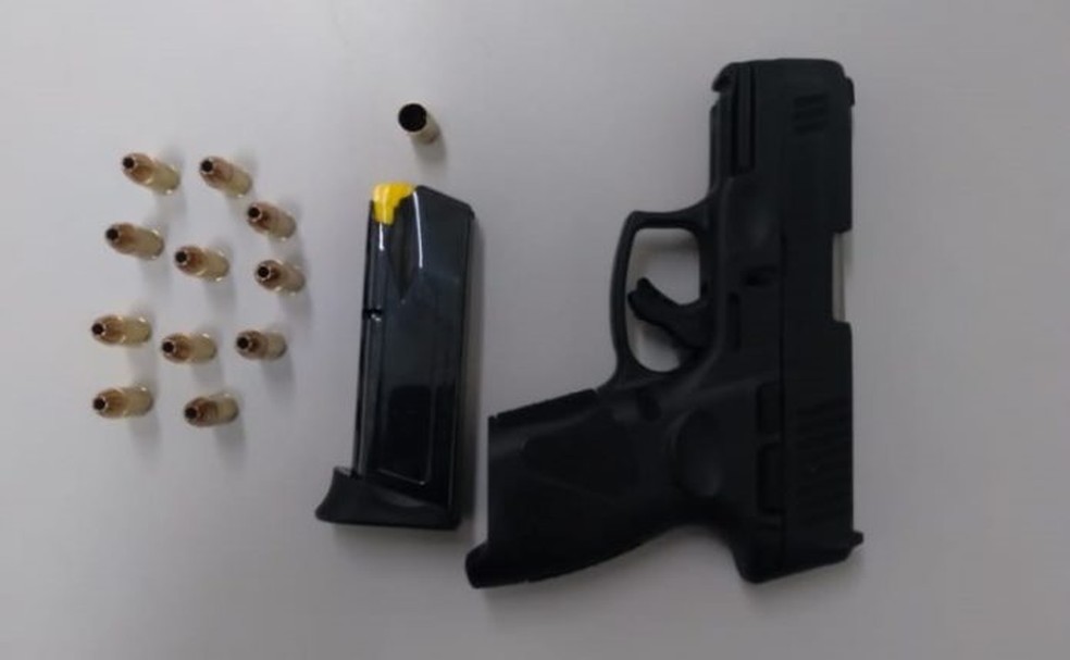 Mulher segura arma para tirar foto, atira acidentalmente e morre em Araras — Foto: Beto Ribeiro Repórter