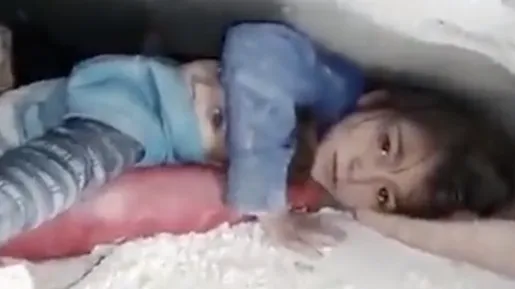 Menina protege cabeça do irmão sob escombros após tremor na Síria