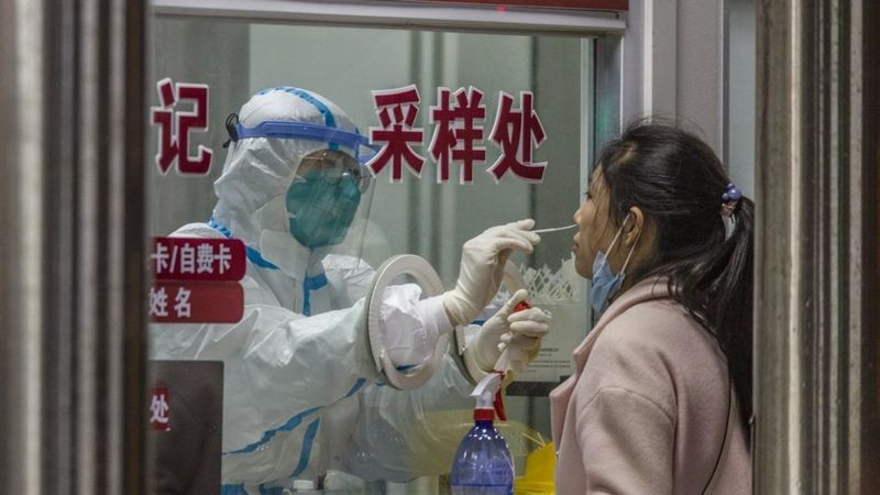 Estratégia de 'tolerância zero' à pandemia também tem custo econômico (Foto: EPA via BBC News)