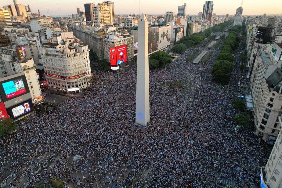 Imagem aérea mostra o obelisco de Buenos Aires lotado depois da classificação da Argentina para a final da Copa do Catar