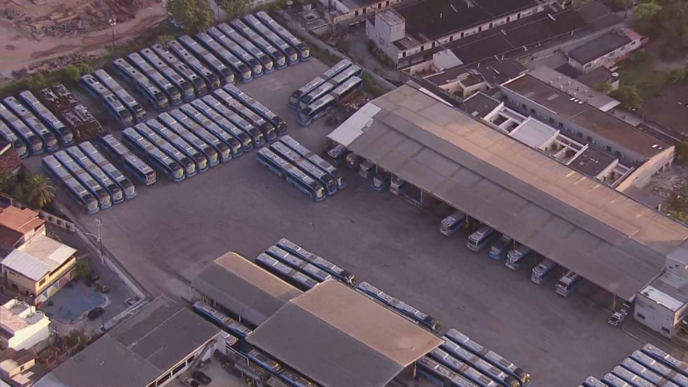 Pelo menos 60 nibus esto parados na garagem do BRT na Rua Leonardo Vilas Boas, em Jacarepagu, no Rio  Foto: Reproduo/ TV Globo